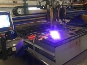 Maskinbearbejdning med robothåndtering