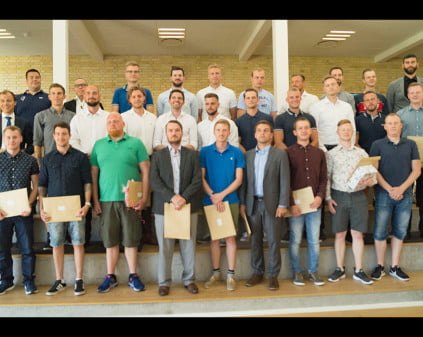 Dette billede illustrere 30 nye maskinmestre dimitterer fra MARTEC