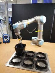 Dette billede illustrere BILA – Robotarm limer LED-lamper på rekordtid