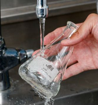 Dette billede illustrere Brady – Ny label, som opløses inden for 30 sekunders udsættelse for vand