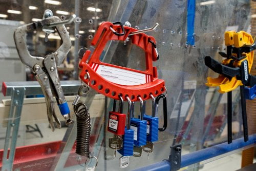 Dette billede illustrere Brady – Ny, praktisk holder til sikkerhedslåse og mærkater til lockout-tagout