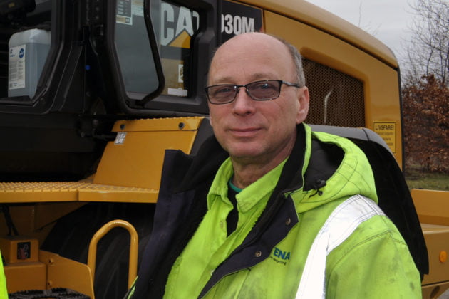 Dette billede illustrere Cat 930M læsser 125 tons ugeblade om ugen med højtipsskovl direkte på walking floor