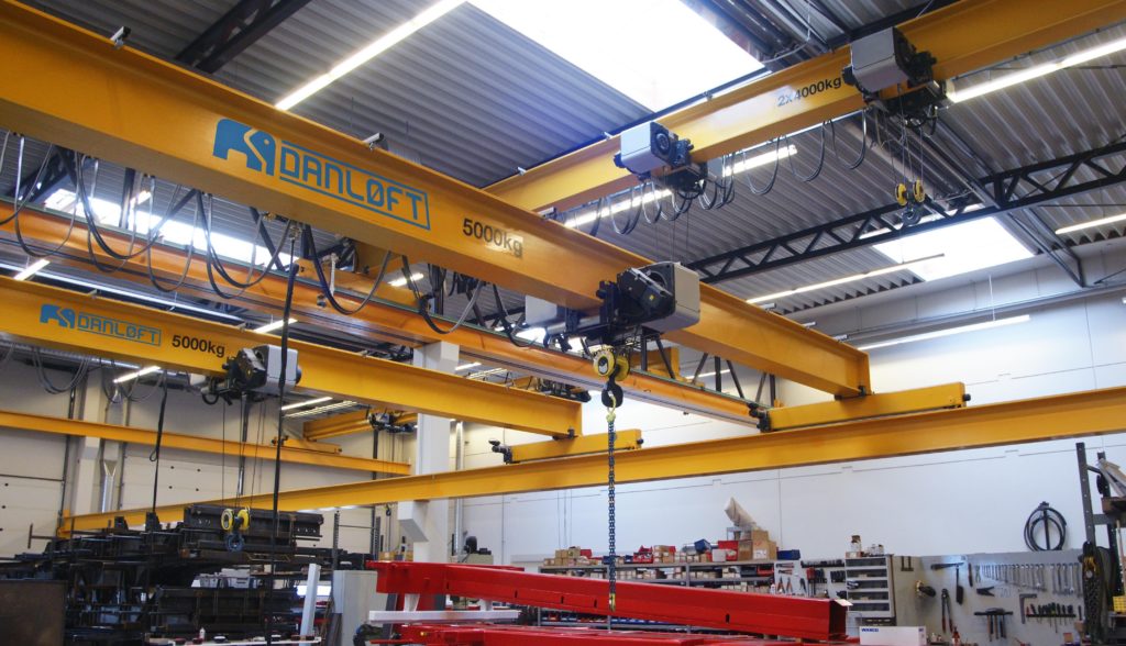 Dette billede illustrere Danløft – Kender du forskellen på en traverskran og en portalkran?