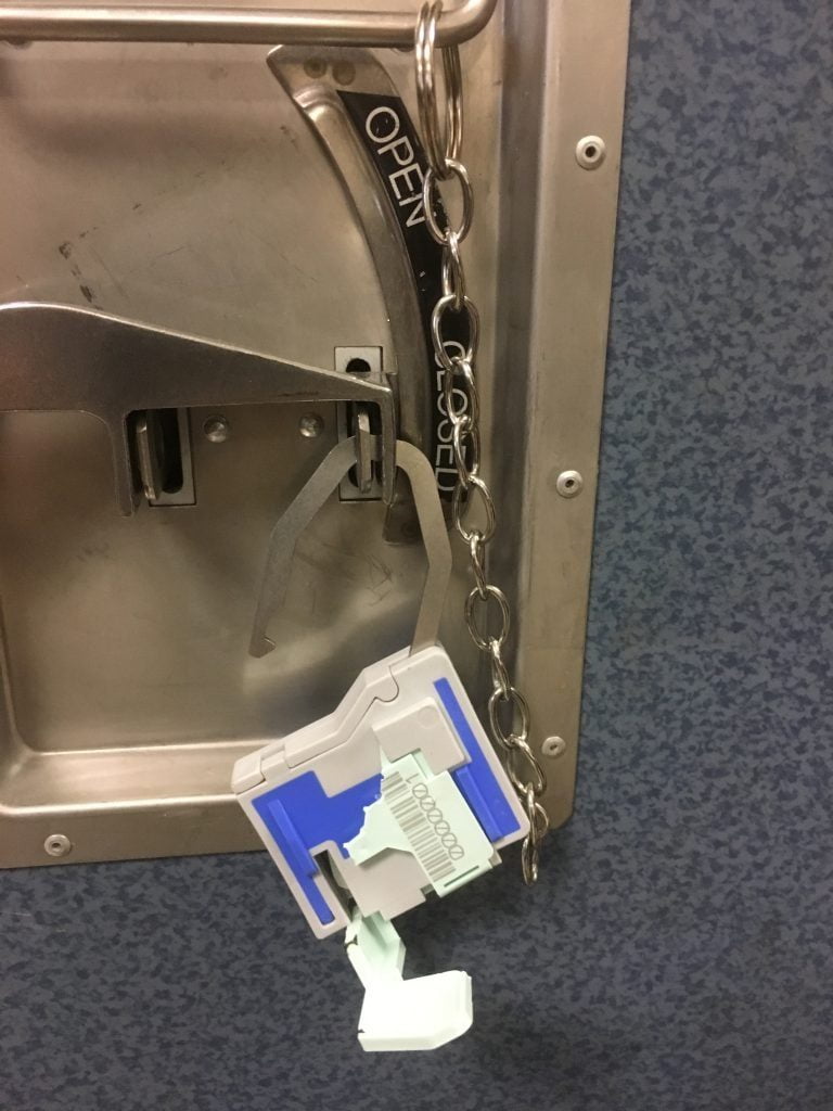 Dette billede illustrere Tyden Brammall – H A W K   S E A L – genanvendelig padlock plombe – udviklet til fly trolleys