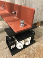 Dette billede illustrere IAC Acoustics – Støj- og vibrationsdæmpning af fjernvarmepumper