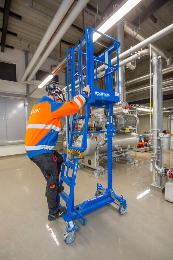 Dette billede illustrere Jøma bliver forhandler af ny, prisbillig personlift til industri og byggeri