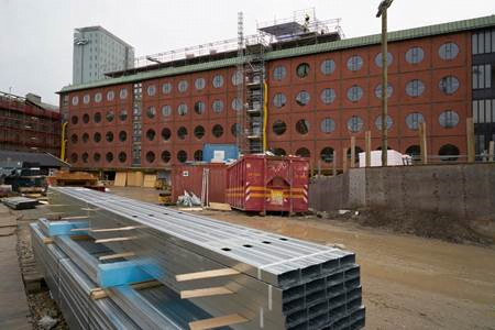 Dette billede illustrere Lindab – 10.000 m2 skillevæg omdanner maltlager til luksushotel