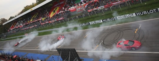 Dette billede illustrere MASCOT – Dansk arbejdstøj på en af verdens mest legendariske motorsportsanlæg