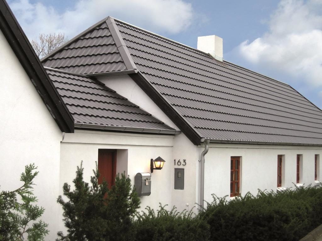 Dette billede illustrere Metrotile – Tagplader i stål med indbygget lyddæmper