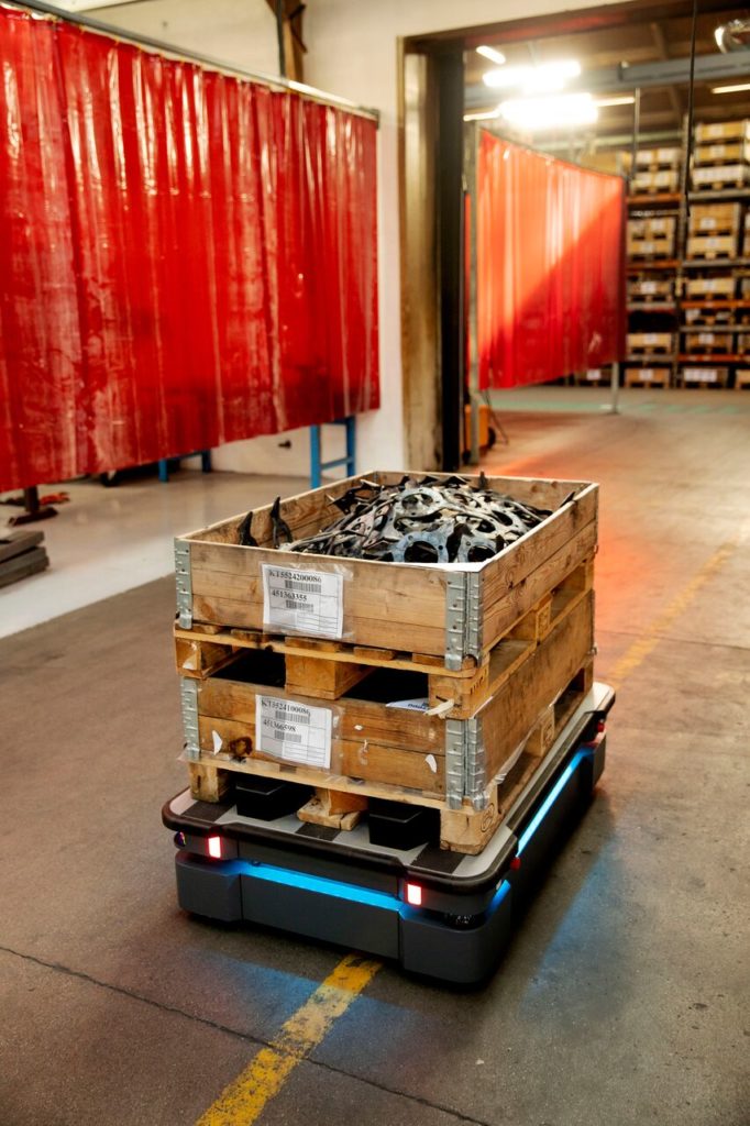 Dette billede illustrere Mobil MiR500-cobot gør trafikken tryggere i Kvernelands fabrik