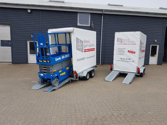 Dette billede illustrere Ny lifttrailer fra Jøma beskytter liften mod regn og lange fingre