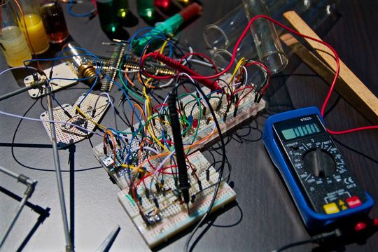 Dette billede illustrere Nyt EOT-initiativ fremhæver de skæve teknologi- og elektronikidéer