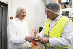 Dette billede illustrere Plastemballage og genanvendelse i fokus under politikerbesøg hos RPC Superfos i Stilling