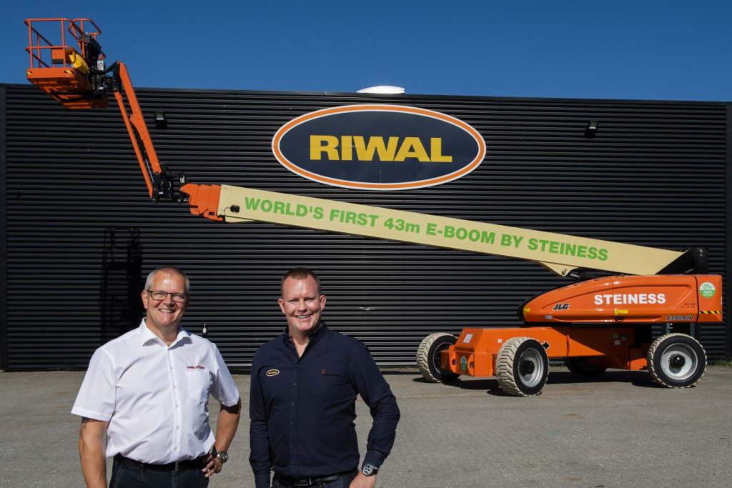 Dette billede illustrere RIWAL DANMARK A/S LEVERER VERDENS FØRSTE 43 METER 100% ELEKTRISKE BOM TIL STEINESS LIFTCENTER APS I DANMARK