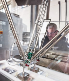 Dette billede illustrere Schneider Electric og Solar styrker samarbejdet med endnu skarpere fokus på industrien