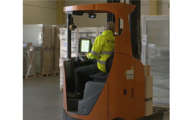 Dette billede illustrere Sveriges førende vinduesproducent optimerer lagerstyring med Panasonic Toughbook
