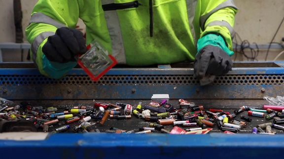 Dette billede illustrere Teknologisk Institut – Nyt robotsystem sorterer miljøfarligt og ressourcefyldt affald med kunstig intelligens