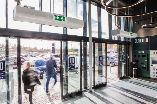 Dette billede illustrere Tempus Heat – Varmlufttæpper holder kulden ude af butikken