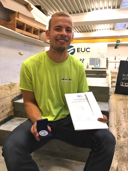 Dette billede illustrere EUC – Engagement, vilje og talent i sin hule håndværkerhånd