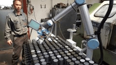 Dette billede illustrere BILA A/S – UR10-robotarm varetager halvanden mands arbejde