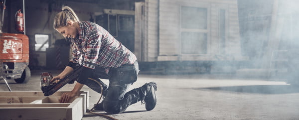 Dette billede illustrere BLÅKLÄDER SATSER PÅ PASFORM I NY HÅNDVÆRKERBUKS TIL KVINDER