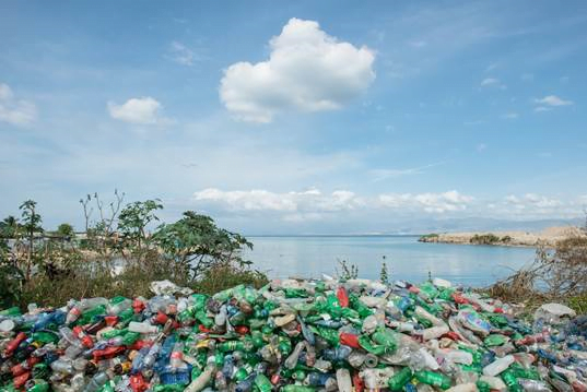 Dette billede illustrere Dell genbruger havplast i emballage som den første spiller i it-branchen