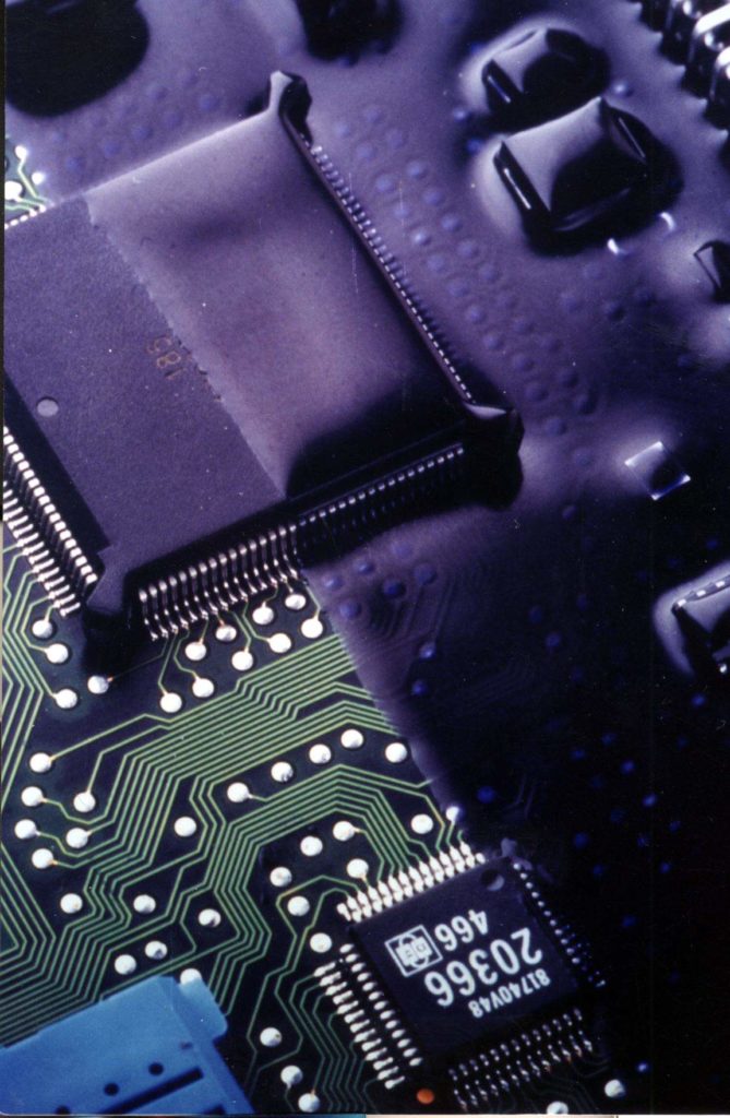 Dette billede illustrere Diatom – Sort conformal coating beskytter printkort mod det omgivende miljø og sikrer mod designplagiering