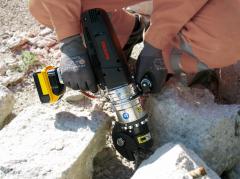 Dette billede illustrere Elmodan – FOKUSPRODUKT: Jernklipper på batteri til 16 mm armeringsjern
