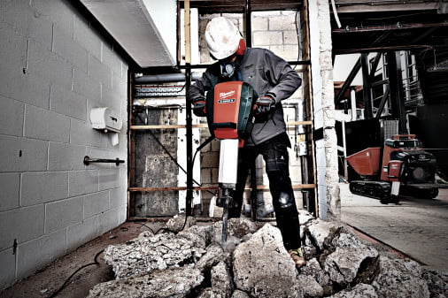 Dette billede illustrere MILWAUKEE INTRODUCERER TO NYE, STÆRKE NEDBRYDNINGSHAMMERE MED LAVT VIBRATIONSNIVEAU