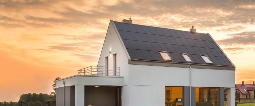 Dette billede illustrere Innogie – Dansk virksomhed udmærket for soltagsløsning, der overgår Teslas netop præsenterede fremtidsvision