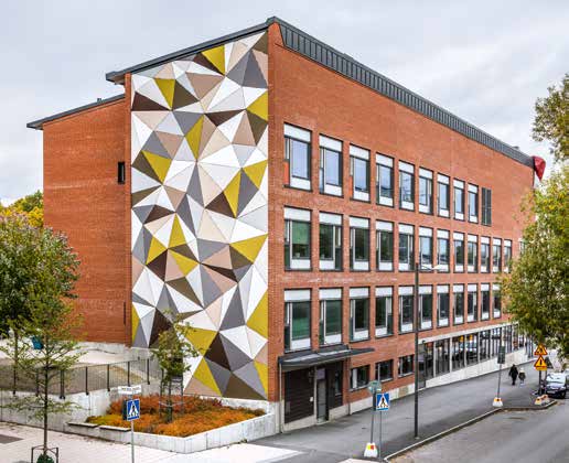 Dette billede illustrere ivarsson  – Kunstnerisk design pryder facaden i Stockholm..