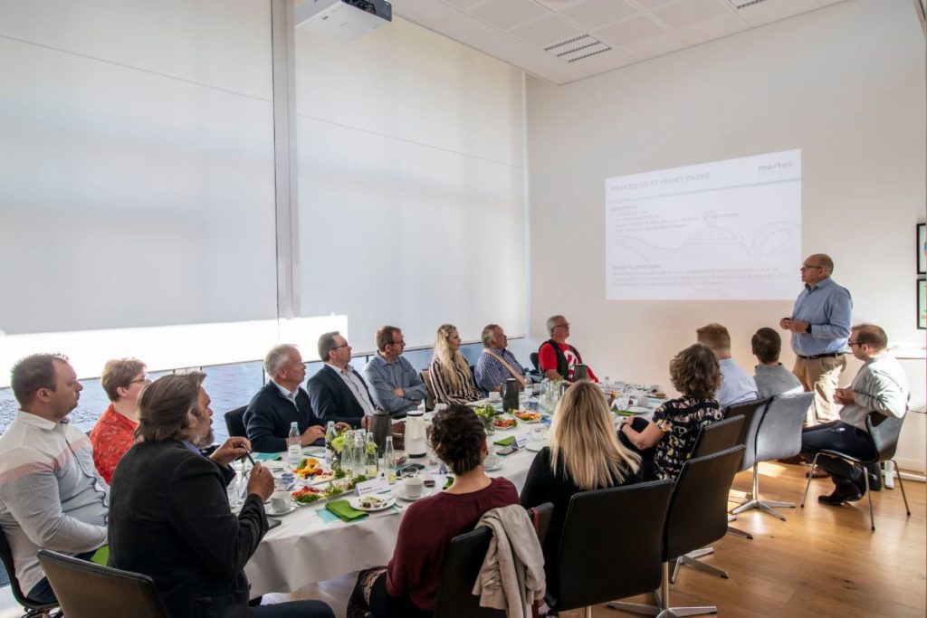 Dette billede illustrere Politikere tog sig tid til at besøge MARTEC