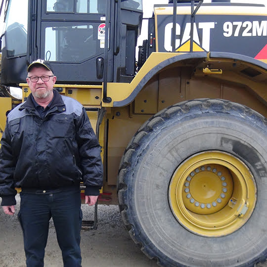 Dette billede illustrere Pon-Cat – Maskinfører Horst Blaudzun læsser 10-12 lastbiler i timen med Cat 972M hjullæsser