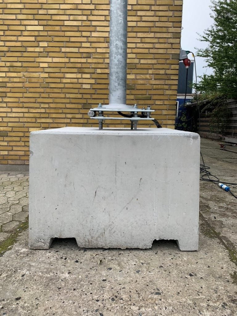 Dette billede illustrere Elmodan – Produktnyhed – Vippebeslag til lysmast!