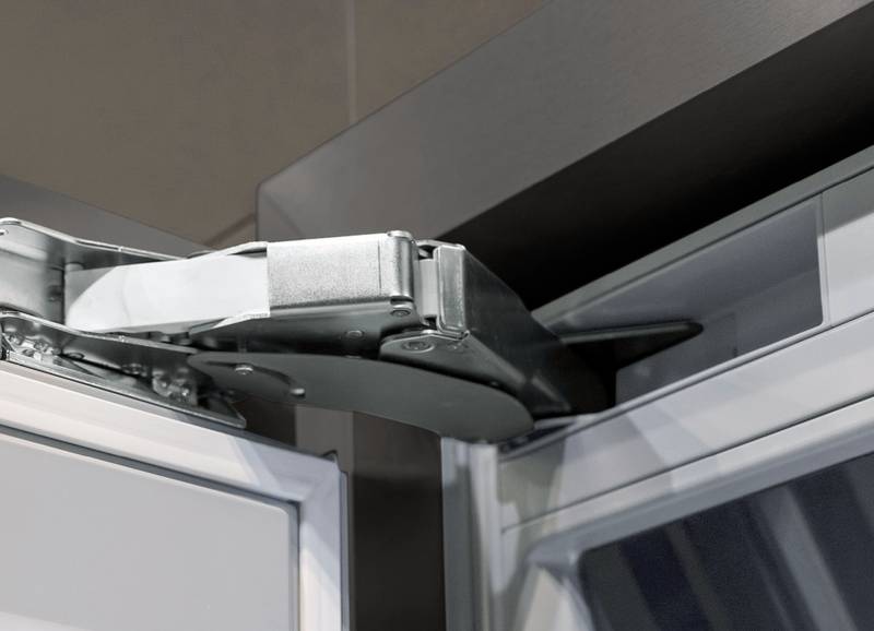 Dette billede illustrere Hettich – K05 multi drejehængsel med integreret lyddæmpning system