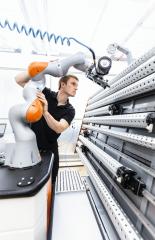 Dette billede illustrere KUKA – Mennesker og robotter går hånd i hånd – Den fornuftige brug af HRC-løsninger