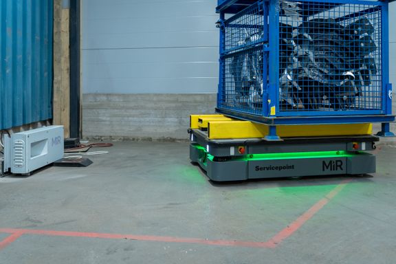 Dette billede illustrere MiR500-robot automatiserer den interne transport af forskellige pallestørrelser
