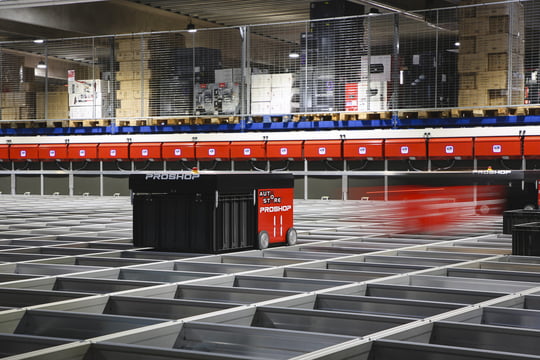 Dette billede illustrere Proshop ruster sig til Black Friday – Køber yderligere 10 lagerrobotter af Element Logic