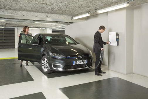 Dette billede illustrere Schneider Electric – Intelligent styring sikrer strøm til el-biler og bygninger uden behov for store anlægsinvesteringer