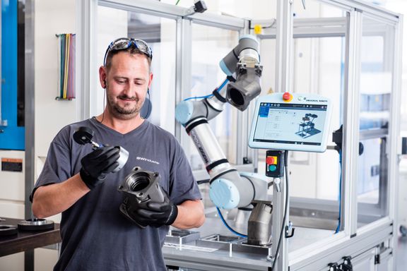 Dette billede illustrere Universal Robots øger løfteevnen markant på ny cobot