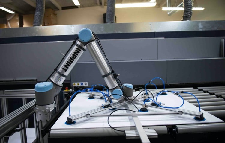 Dette billede illustrere BILA – 5 hovedpiner, som store og små danske produktionsvirksomheder nu kurerer med cobots: