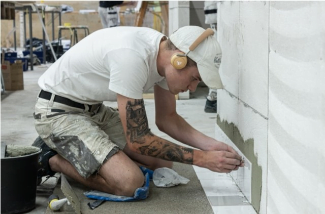 Dette billede illustrere MT Højgaard-lærling går efter guld til DM i Skills 2020