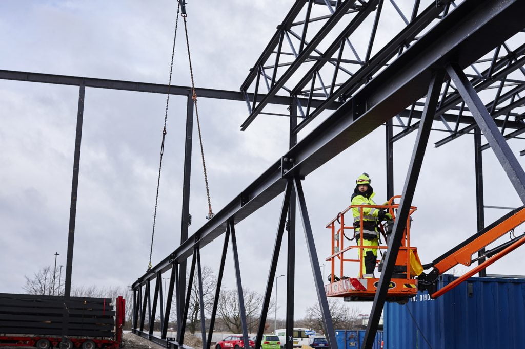 Dette billede illustrere Give Steel monterer stålkonstruktion til Nordeuropas største kongrescenter
