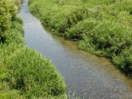 Dette billede illustrere Krüger installerer Danmarks største riste til at rense nødoverløbsspildevand