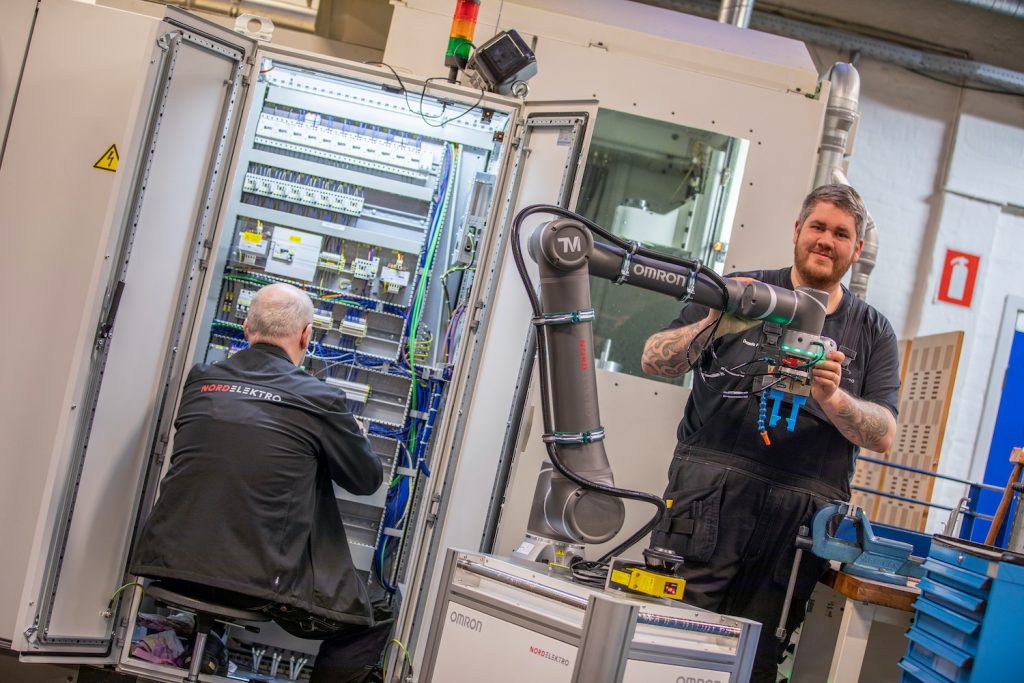 Dette billede illustrere Nye Omron-robotter gør tandhjul-produktionen mere effektiv