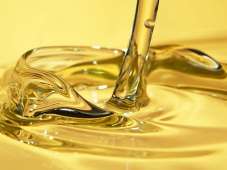 Dette billede illustrere FUCHS LUBRICANTS – Ny supereffektiv rengøring til hydraulik- og cirkulationssystemer