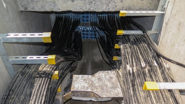 Dette billede illustrere Roxtec Denmark – Effektiv jording, som sikrer EMI- og lynnedslagsbeskyttelse
