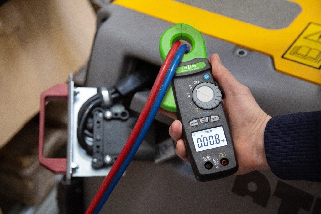 Dette billede illustrere Elma – Mål lækage- og krybestrømme i eltavlen, på autoværkstedet samt fra batterier og ladere