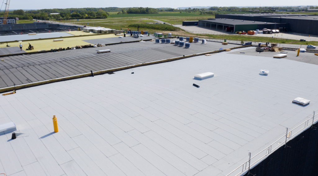 Dette billede illustrere Nyt lagerkompleks på Taulov Dry Port får tagpap, der neutraliserer kvælstof