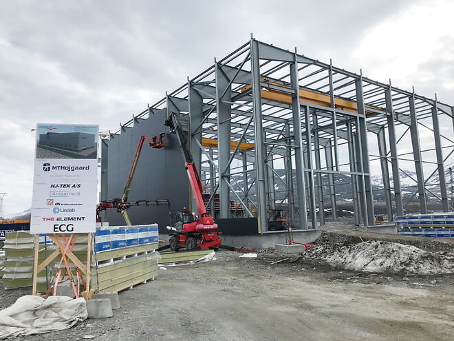 Dette billede illustrere Lindab leverer sandwichpaneler til stort grønlandsk byggeri